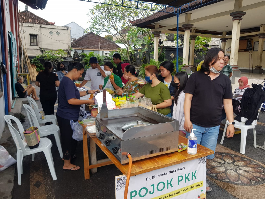 Kekompakan PKK dan Ibu – Ibu Umat Muslim Banjar Bhinus Kauh Gelar Kegiatan Pasar Takjil Menyambut Bulan Suci Ramadhan